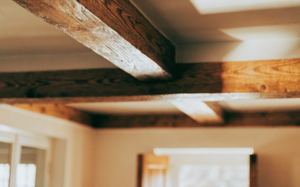 Vigas de madera del techo de una vivienda mallorquina