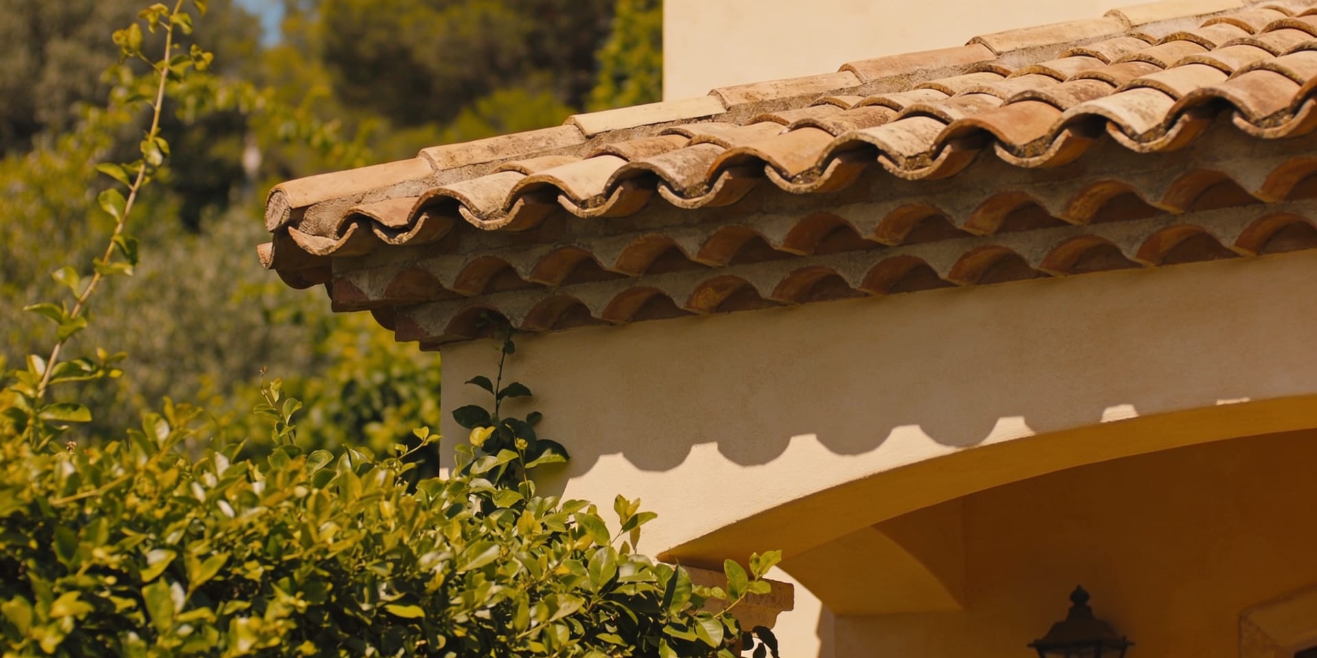 Alero y jardín luminosos de una vivienda en Mallorca