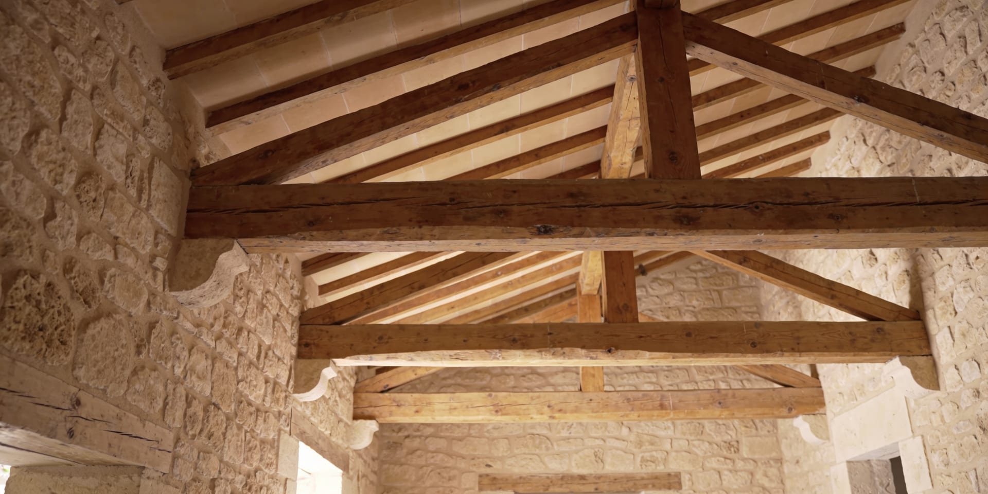 Vigas de madera vistas en una reforma de un edificio antiguo en Mallorca
