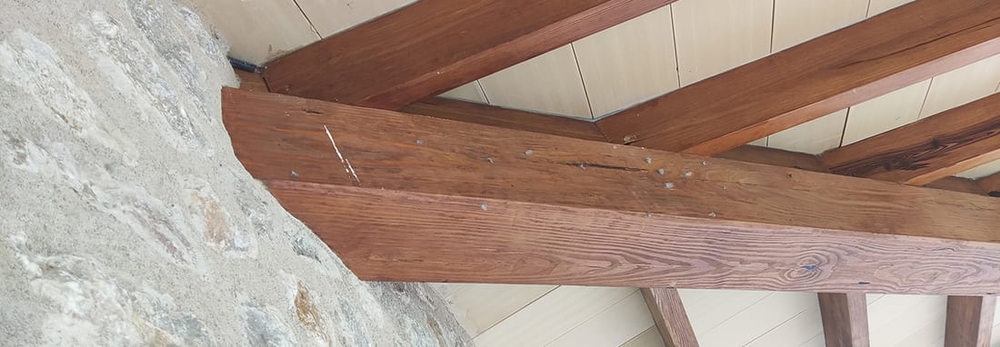 Techo de vigas de madera en una vivienda de Mallorca