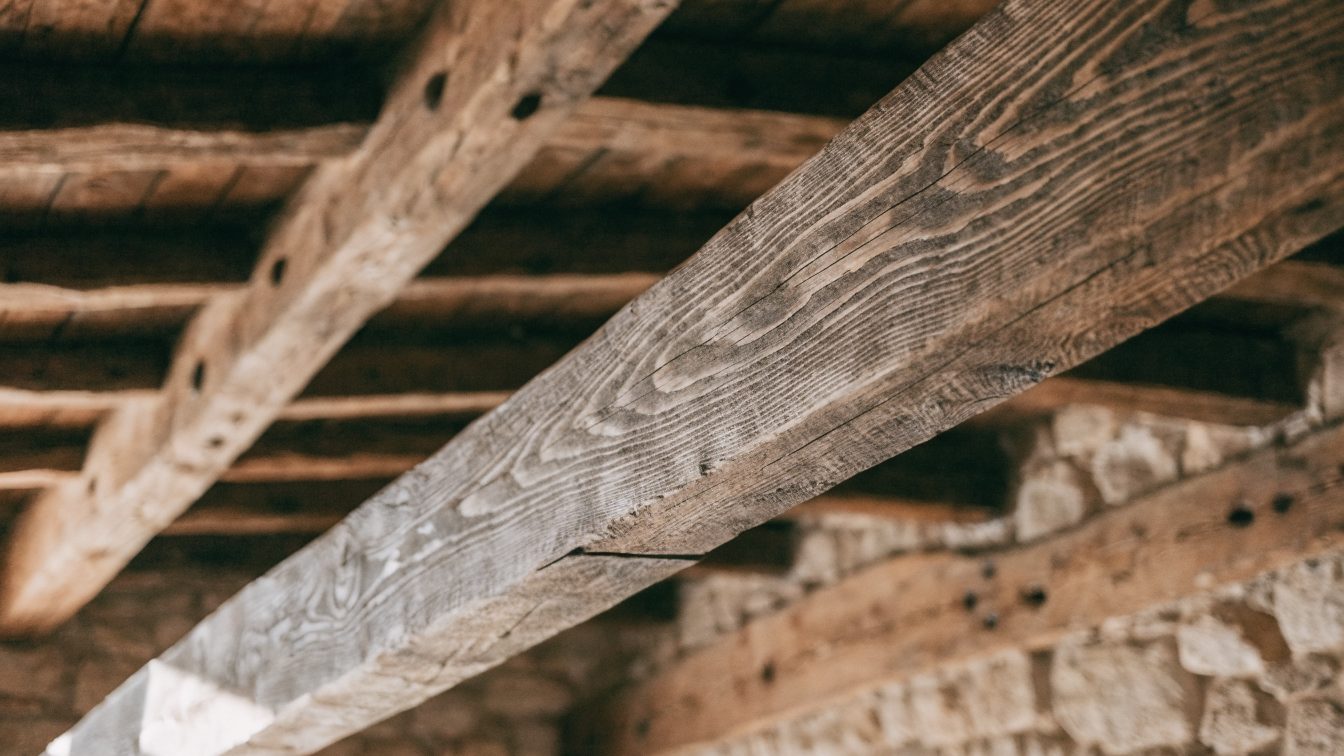 Vigas de madera del techo de una vivienda antigua en Mallorca