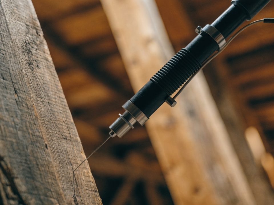 Resistógrafo midiendo la densidad interna de una viga de madera