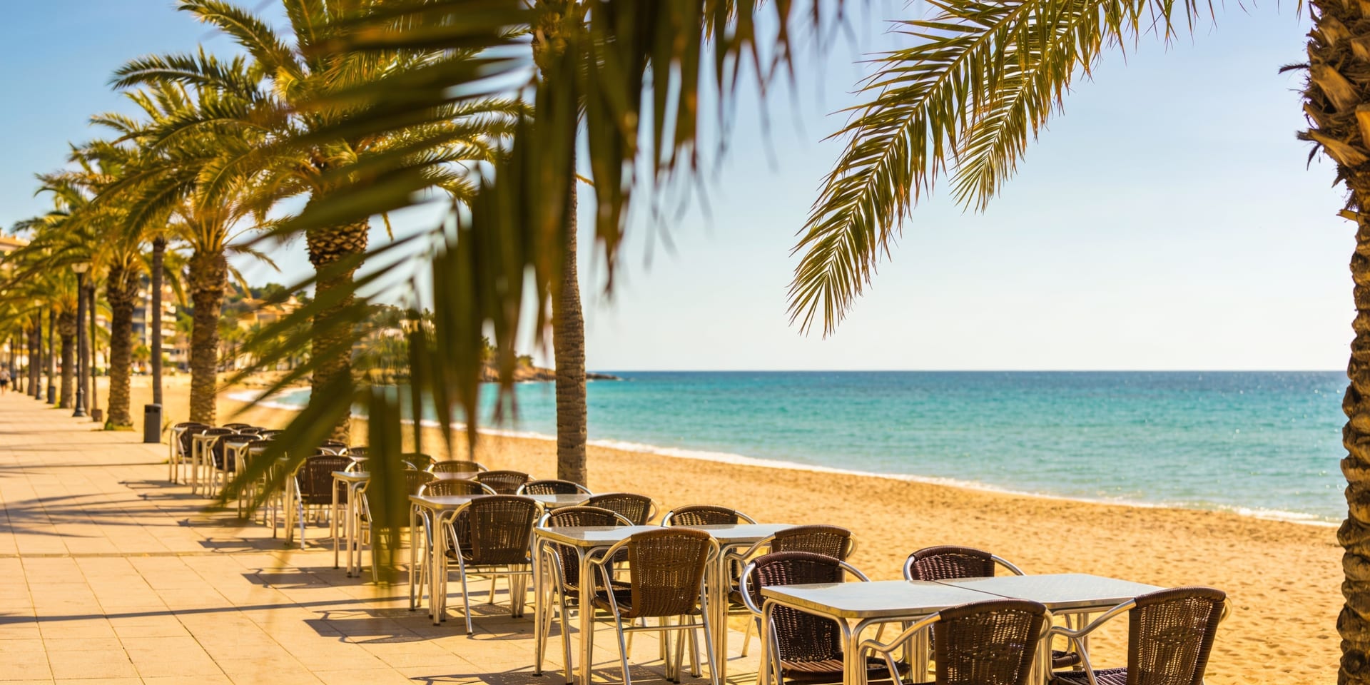 Paseo marítimo de la Platja de Palma a la luz del día